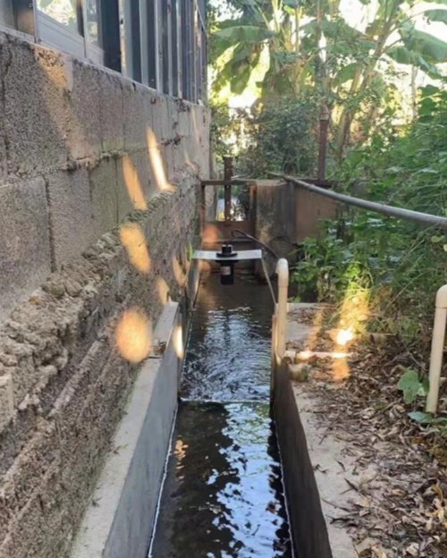 云南大理無堰槽的超聲波明渠流量計用在寬度60厘米的渠道上 (1)_副本.jpg